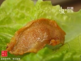 蒜香猪颈肉,食用时，生菜夹猪颈肉，可解油腻。