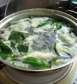 玉谷叶蘸片子,放入开水锅中,煮蘸片子时要小火煮,逐个将叶子蘸满面糊煮到锅中,一次煮大约20多片,捞出后继续完成剩余的。
