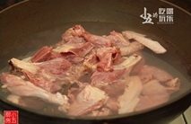 鸭汤云吞,鸭肉冷水下锅。