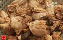 鸭汤云吞,煮开水,鸭肉洗去浮沫,待用。