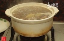 鸭汤云吞,砂锅煮开水,下鸭肉与生姜。