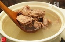 鸭汤云吞,大火煮开,转小火煮2个小时。