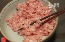 鸭汤云吞,猪肉选以略带花白的瘦肉,剁成肉糜。