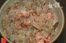 鸭汤云吞,顺时针方向,用力搅拌出胶质。