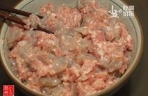 鸭汤云吞,顺时针方向,用力搅拌成云吞馅。