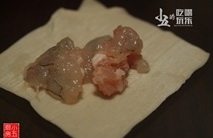 鸭汤云吞,取一云吞皮,包入云吞馅。