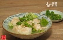 鸭汤云吞,加入滚烫的老鸭汤,加点盐与芹菜珠调味,即可食用。
