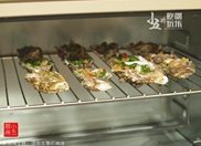 菜脯烤生蚝,烤箱预热220℃，上下火，烤8分钟，取出即可食用。