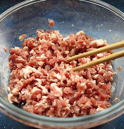 “都一处”烧卖,羊肉绞馅里倒入适量羊骨头汤或者花椒水、放入盐和酱油,顺一个方向搅打上劲。
