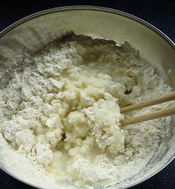 “都一处”烧卖,烧卖皮的做法:开水倒入面粉中。