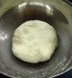 “都一处”烧卖,用筷子搅拌几下,温凉后用手揉成面团,饧20分钟。
