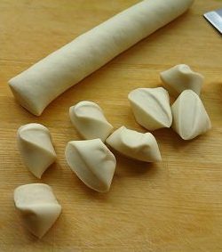 “都一处”烧卖,滚成长条,切成小剂子。