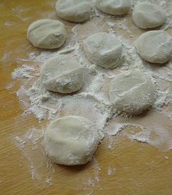 “都一处”烧卖,撒上高筋面粉,压扁。