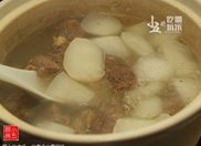 萝卜牛肉汤,转小火煮20分钟，白萝卜变至透明。