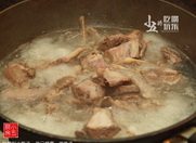 鲜霍斛水鸭汤,水鸭肉冷水下锅,煮开。