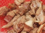 鲜霍斛水鸭汤,将水鸭肉洗去浮沫,捞起待用。