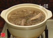 鲜霍斛水鸭汤,将水鸭肉与鲜霍斛放进砂锅,加入开水。