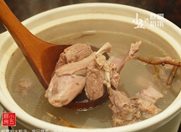 鲜霍斛水鸭汤,大火煮开,转小火煮两个小时,加盐调味,熄火食用。