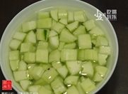 蟹柳沙拉,将黄瓜去皮去瓤,切小块,在加了盐的清水中浸泡10分钟。