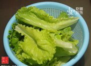 蟹柳沙拉,准备好<a style='color:red;display:inline-block;' href='/shicai/ 121'>生菜</a>,只挑选菜心部分,洗净。