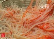 蟹柳沙拉,烧开水,下蟹柳,煮开即捞起。