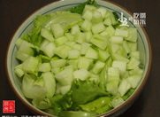 蟹柳沙拉,将黄瓜与生菜沥干水分,放进沙拉碗中。