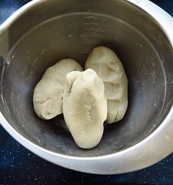 麻油炒莜面,稍凉些后用手揉一揉,分成三个小面团。
