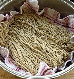 麻油炒莜面,蒸锅里的水大开后,将压好的莜面条放入,大火蒸5分钟。