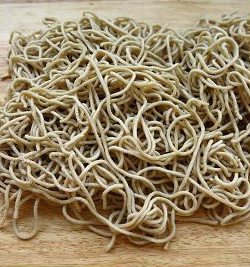 麻油炒莜面,取出蒸好的莜面条,温凉后用手把面条扒开,抖散。