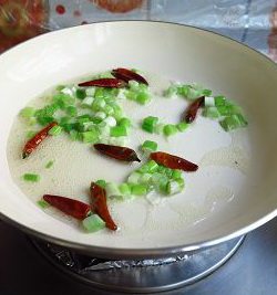 麻油炒莜面,炒锅内倒入适量的<a style='color:red;display:inline-block;' href='/shicai/ 853'>胡麻油</a>，油烧热后放入葱花和<a style='color:red;display:inline-block;' href='/shicai/ 62'>辣椒</a>炒香。