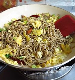麻油炒莜面,倒入<a style='color:red;display:inline-block;' href='/shicai/ 692'>酱油</a>和醋混匀,最后在撒入适量的盐,香喷喷的麻油炒莜面就好了。