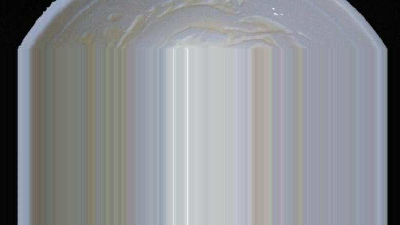 ≈酸奶戚风≈,加入两个蛋黄切拌均匀