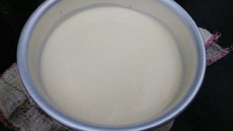 ≈酸奶戚风≈,将面糊倒入模具中，用力震几下模具，去除大气泡