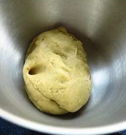 神池月饼,混匀揉成面团,面团要揉匀揉透。