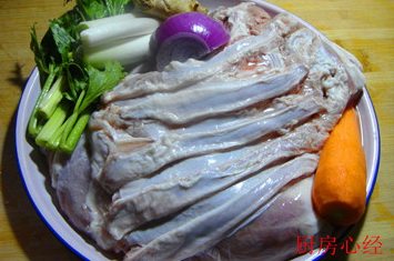 红烧羊肉,羊肉买回来以后,洗净泡水一夜。这个招去腥膻很好使。