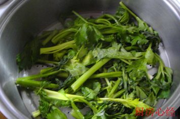 红烧羊肉,将洗净的芹菜叶子,铺在蒸屉上面,可以去除羊肉的膻味。