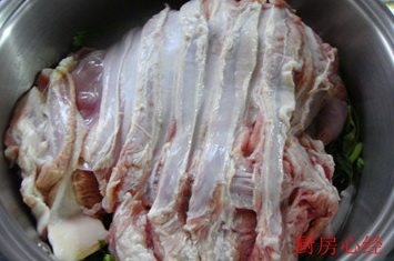 红烧羊肉,将羊肉直接码在芹菜叶上面,放入蒸锅中蒸制半小时。