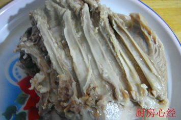 红烧羊肉,将蒸好的羊肉取出,自然冷却。