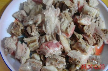 红烧羊肉,将羊肉切成核桃块。擦干羊肉表面的水分。