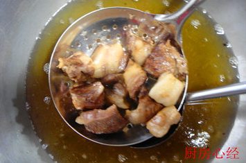 红烧羊肉,锅中做宽油,4成热油温,炸制羊肉,可以将羊肉的纤维组织炸断。