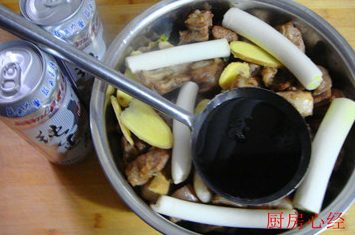 红烧羊肉,倒入二手勺的李锦记红烧汁,二罐<a style='color:red;display:inline-block;' href='/shicai/ 897'>啤酒</a>。补足一部分清水持平。葱姜大料放在上面。