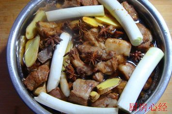 红烧羊肉,旺火大气蒸2个小时。