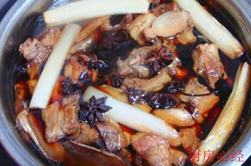 红烧羊肉,将羊肉盛出,可以勾一个芡汁浇在上面,也可以省略。