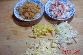 干烧阿根廷红虾,<a style='color:red;display:inline-block;' href='/shicai/ 156'>冬菜</a>;五花肉切粒,葱姜蒜切粒备用