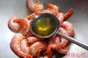 干烧阿根廷红虾,炒干水汽以后,假如锅里1-2勺生油,煸香红虾。