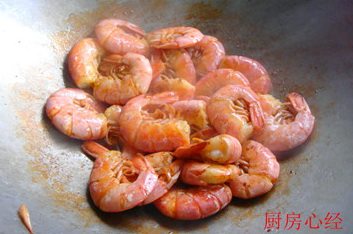 干烧阿根廷红虾,小火慢炒,红虾变干爽了,捞出备用。但锅中的虾油留在锅里待用。