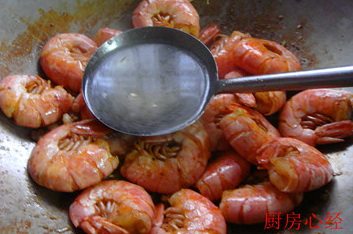 干烧阿根廷红虾,然后放入2手勺的清水,将红虾焖入味。