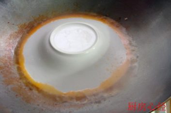 干烧阿根廷红虾,盖上一只盘子,压力大,红虾更入味。中火焖制。