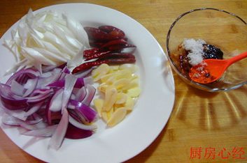 回锅鲍鱼,切好各种配料。提前调好一个回锅碗汁。在碗中放入少许<a style='color:red;display:inline-block;' href='/shicai/ 190797'>郫县辣酱</a>；<a style='color:red;display:inline-block;' href='/shicai/ 712'>甜面酱</a>；<a style='color:red;display:inline-block;' href='/shicai/ 3729'>白糖</a>；<a style='color:red;display:inline-block;' href='/shicai/ 718'>料酒</a>；清水；干淀粉。