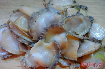 回锅鲍鱼,将每个鲍鱼片成三个薄片。